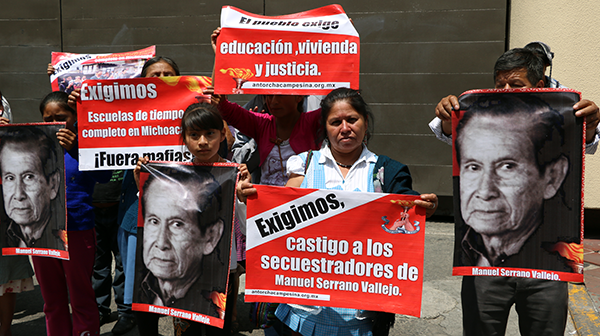 Poblanos se unen a la lucha nacional en Segob; realizan cadena humana 