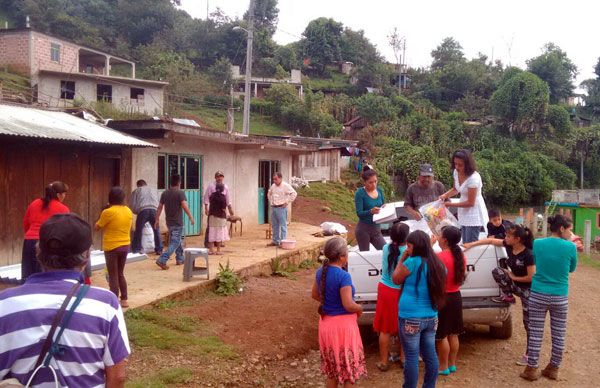 Entregan Programa Alimentario a familias de la zona Otomí-Tepehua