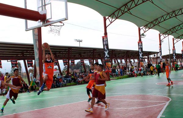 Intensa jornada deportiva de basquetbol en Morelia