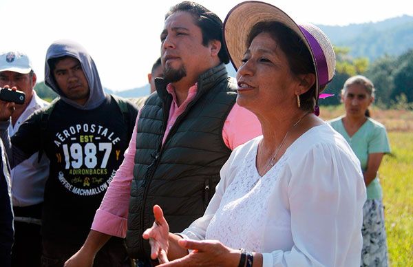 Soraya Córdova visita a solicitantes de Huauchinango‏