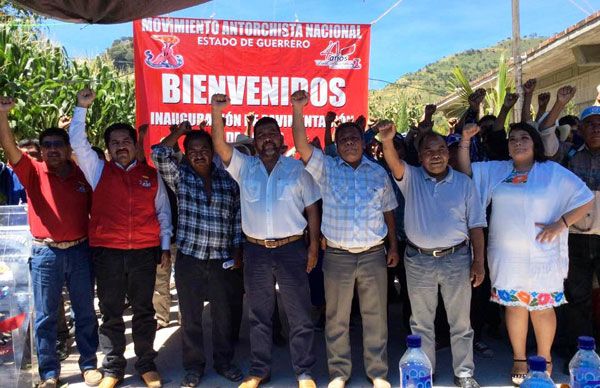 Inauguran pavimentación de tres calles en la comunidad de Ayotzinapa