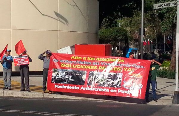 Poblanos se manifiestan en la Ciudad de México