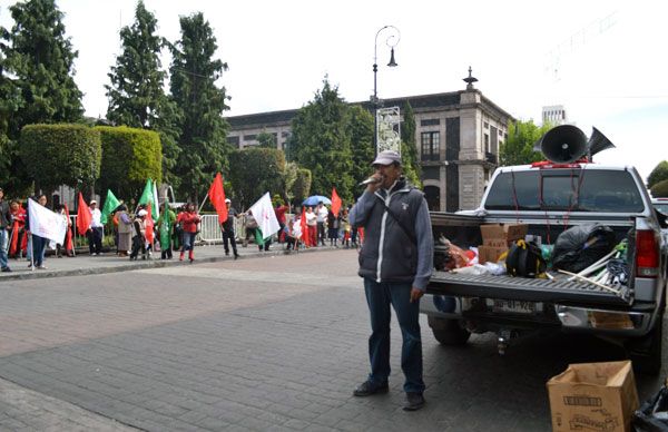 Granaderos reprimen protesta de comerciantes en Toluca