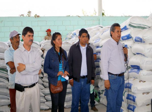 Entregan 70 toneladas de fertilizante en Ceballos, municipio de Mapimí