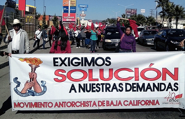 Marchan Antorchistas en Ensenada para exigir servicios básicos