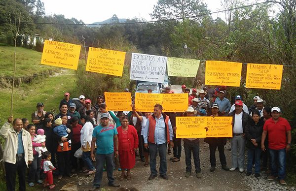 Antorchistas piden a SIOP libere recursos para camino en Ayahualulco
