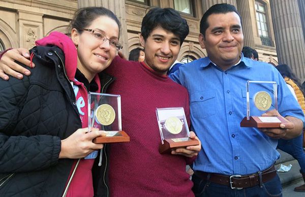 Regresan con siete medallas del Nacional de Teatro