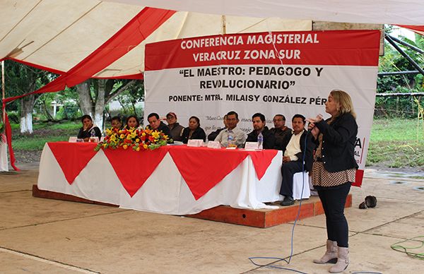 Magisterio Antorchista recibe conferencia en Huazuntlán