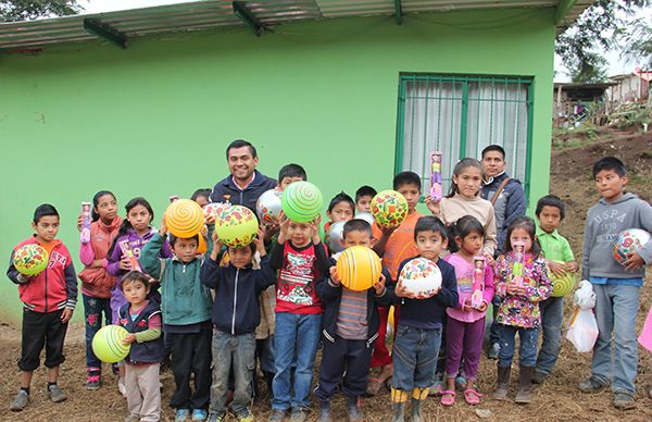 Antorcha celebra Día de Reyes en colonias populares de Xalapa, Coatepec y Emiliano Zapata