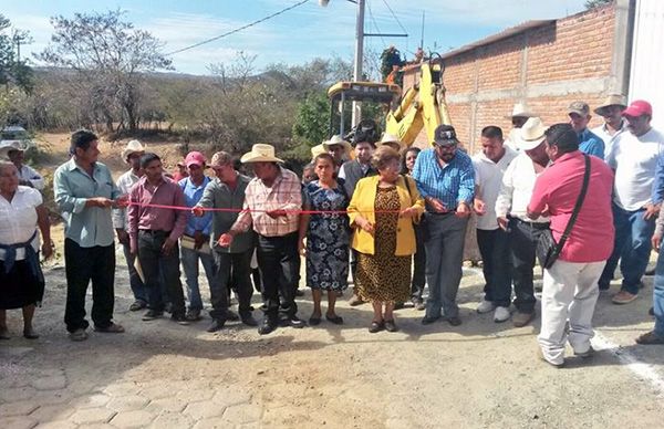Llevan diputados antorchistas obras a Ahuatlán