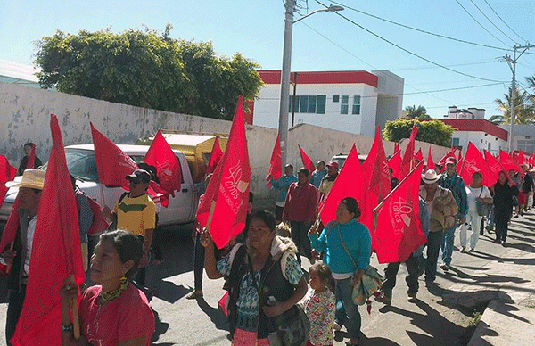 Marchan 300 antorchista en Santa María del Oro; alcalde se compromete a cumplir