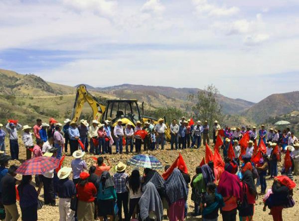 Antorcha da banderazo a construcción de teatro en Zapotitlán Tablas