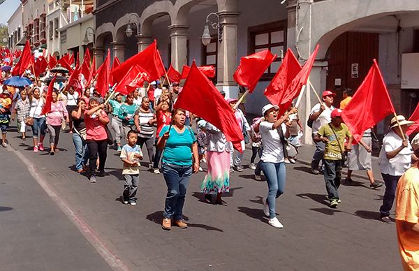 Desplegado: Marchan 10 mil antorchistas, exigen la intervención  del Lic.Graco Ramírez, Gobernador de Morelos