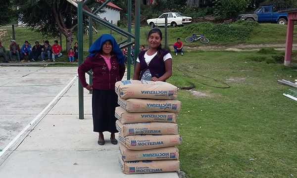 Antorcha beneficia a más de 70 familias con cemento