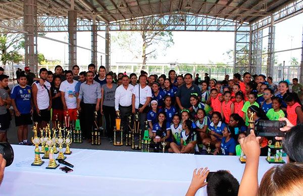 Antorcha premia a los ganadores en el Torneo Estatal de Voleibol