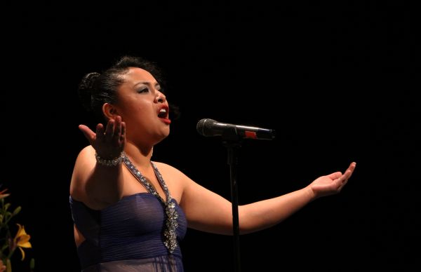 El sonoro viento arrebata la gran voz de oro...