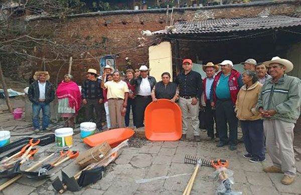 Campesinos de Amanalco de Becerra beneficiados con la entrega de herramientas agrícolas