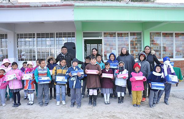 Antorcha entrega zapatos escolares a los alumnos de la Primaria Tlacaélel