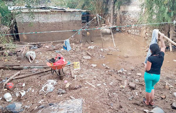 Primeras lluvias del año arrasan con viviendas de zonas altas de La Paz
