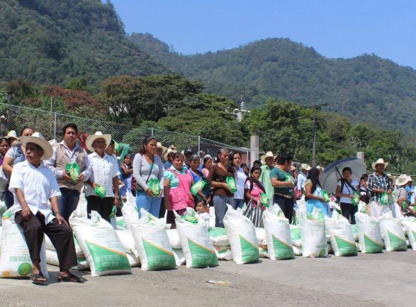 Antorcha entrega fertilizante a campesinos de Huitzilan de Serdán