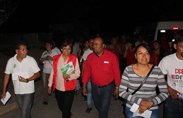  Acompañan ajalpenses a Edith Villa en recorrido