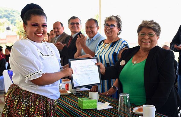 Con cultura, culminan estudios en Metepec
