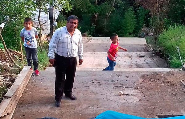 Al 70% la construcción de escalinatas en Xicotepec