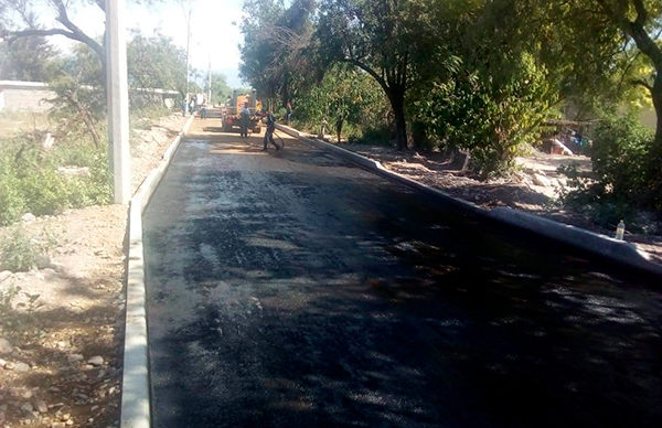 Adoquina Antorcha la calle 20 de Noviembre en Ajalpan