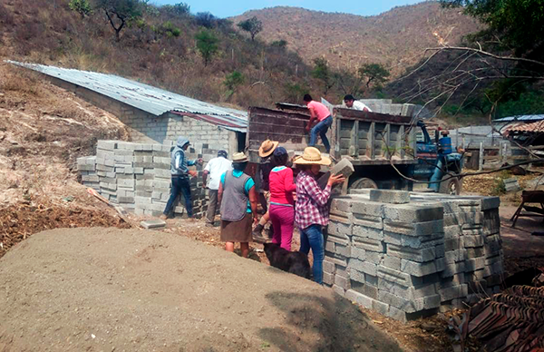 Reciben apoyos a la vivienda familias de Necoxcalco