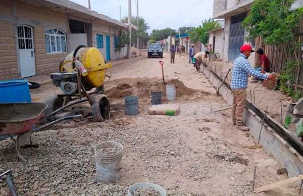 Construyen adoquinado en Zinacatepec