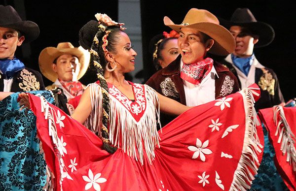 Brillan artistas en la graduación del Instituto Macuilxóchitl