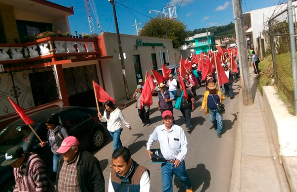 Marchan antorchistas por incumplimiento de obras