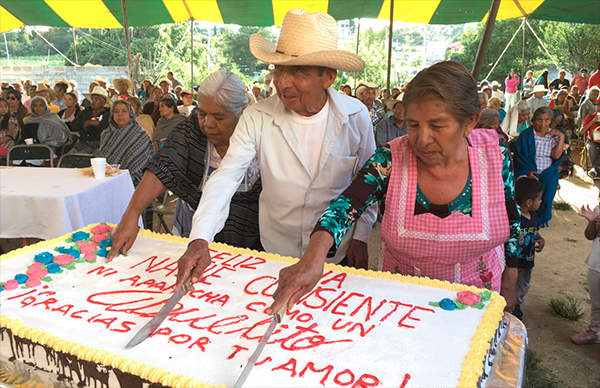 Festejan a abuelitos en Ahuatempan