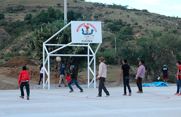 Inauguran antorchistas cancha en Ahuatla