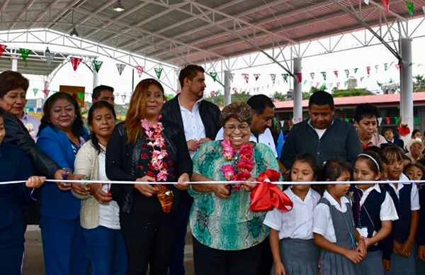 Inaugura Hersilia Córdova techado en primaria de Huaquechula  