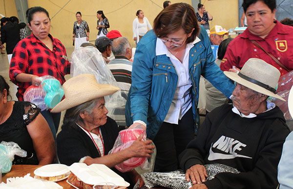 Convive alcaldesa de Tepexi con adultos mayores