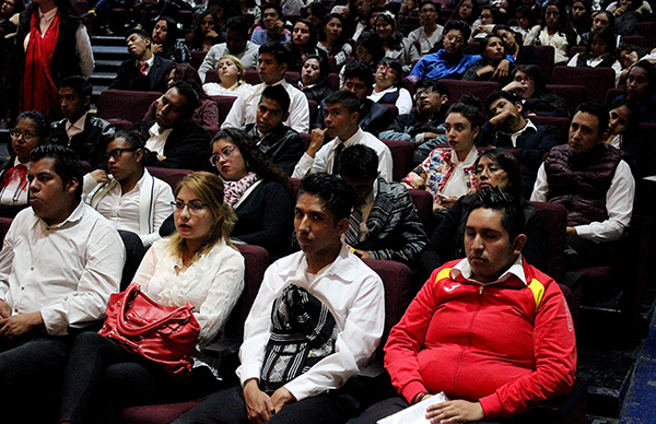 Brasil Acosta exhorta a universitarios de Chimalhuacán a trabajar en favor de las clases desprotegidas