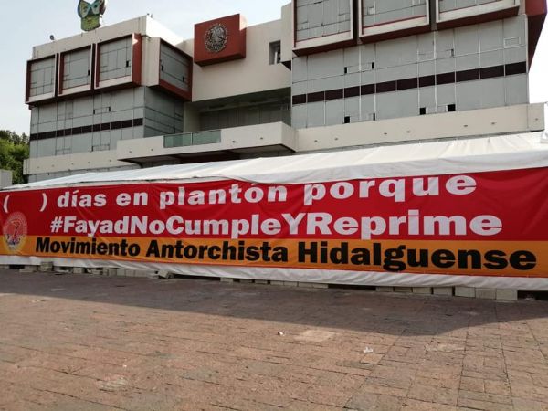 Continúa plantón antorchista en Palacio de Gobierno de Hgo