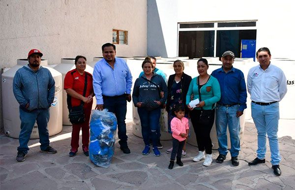 Entrega alcalde sistemas de almacenamiento de agua