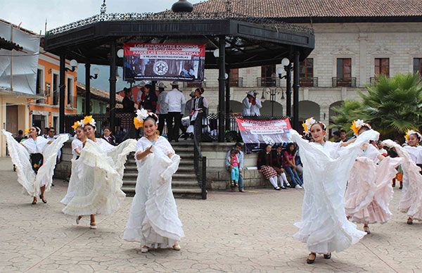 Con arte, exigen becas a AMLO
