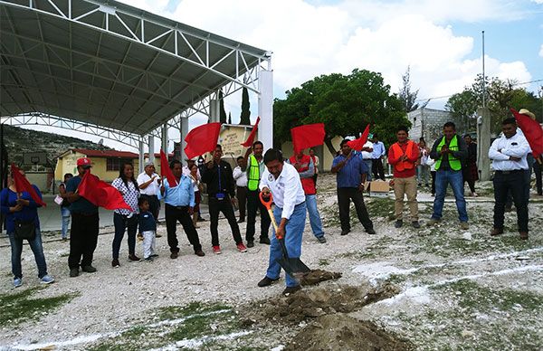 Construyen aula en Telesecundaria de Teteletitlán