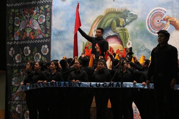 La poesía es un arma cargada de futuro