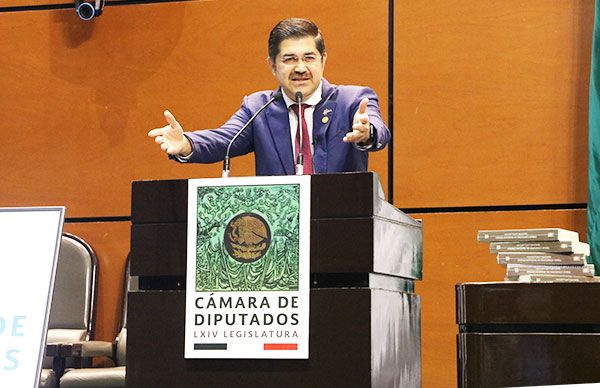 Diputado federal, Brasil Acosta Peña, presenta el libro 