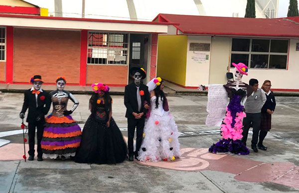 Realizan concurso de calaveritas literarias y catrinas