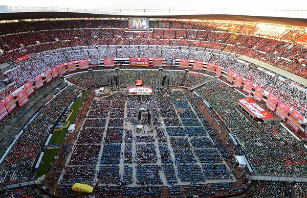 Antorcha en el Estadio Azteca, acto emblemático de resistencia y llamado a la unidad nacional