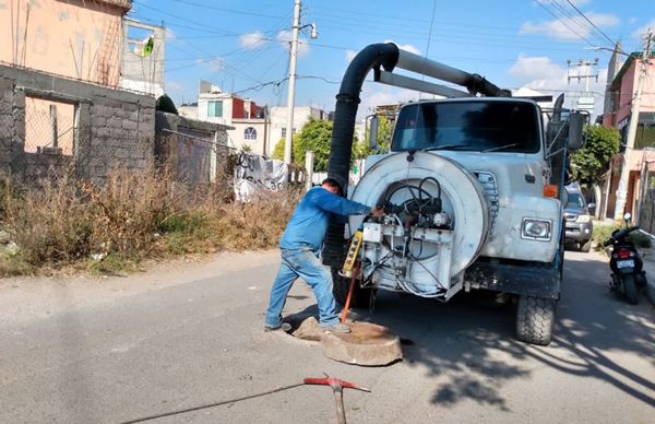 Realizan desazolve en siete pozos de visita en Cuatro Vientos