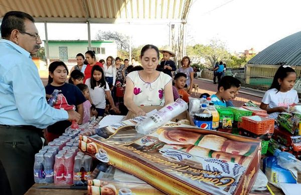 Entrega presidenta de Tecomatlán juguetes en Día de Reyes
