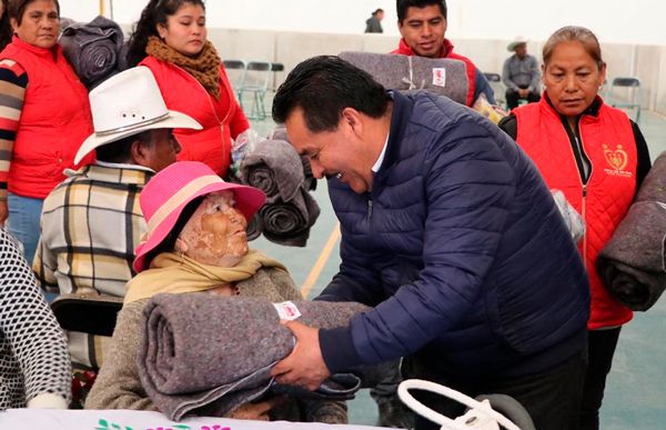 Entrega DIF de Ocoyucan cobijas a abuelitos