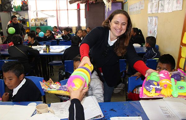 Reciben niños de Ocoyucan regalos de Reyes Magos 