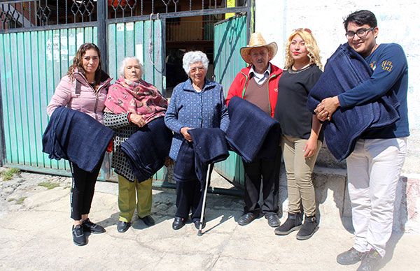 DIF y universitarios dan cobijas a habitantes de zonas vulnerables
